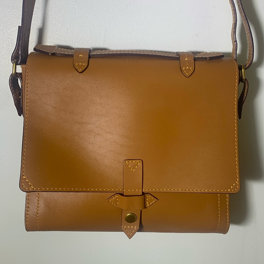 NWT III Be Ca by Joy Gryson tan genuine leather crossbody bag - Picture 1 of 11
